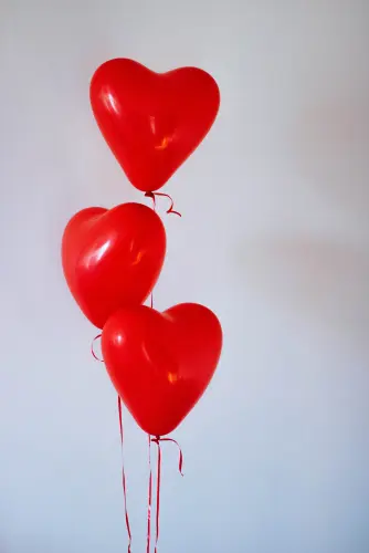 Cute photo shoot with red heart balloons